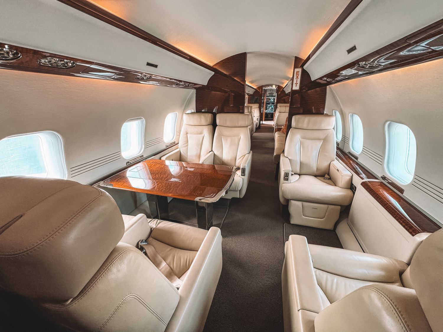 Intérieur raffiné d’un jet d’affaires, sièges en cuir