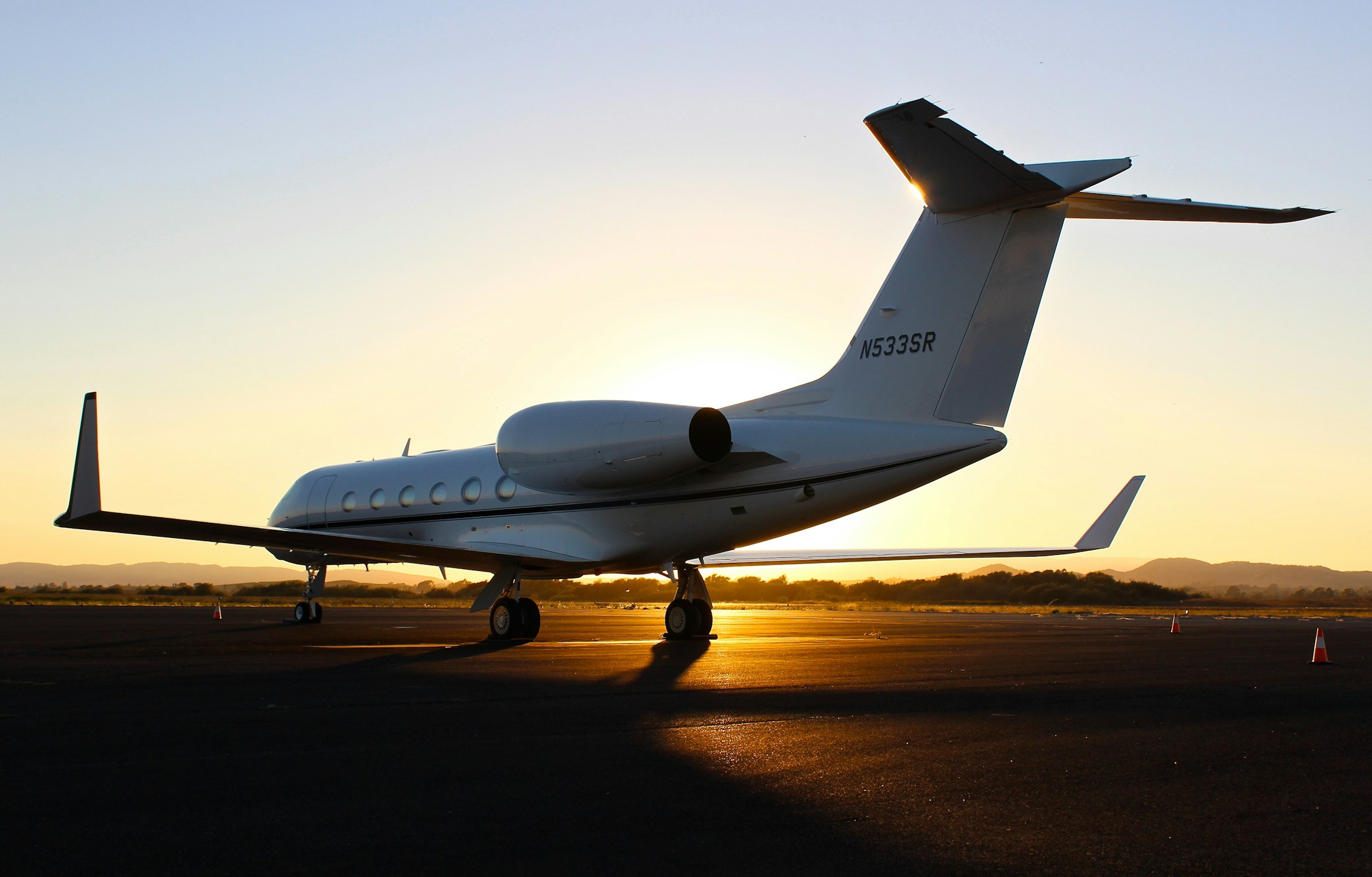 Jet privé sur le tarmac dans la lumière du soir